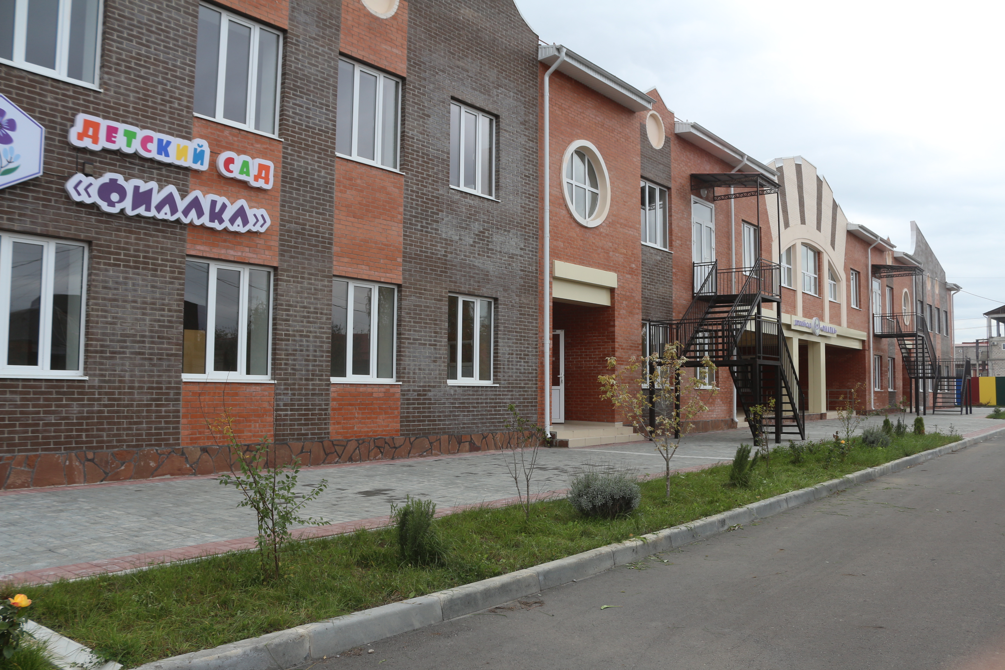 Партийный десант проверил ход строительства нового детского сада в Назрани.