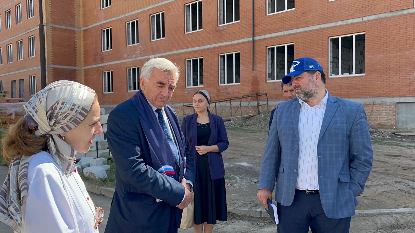  Депутаты «Единой России» проверили строительство нового корпуса ДРКБ.