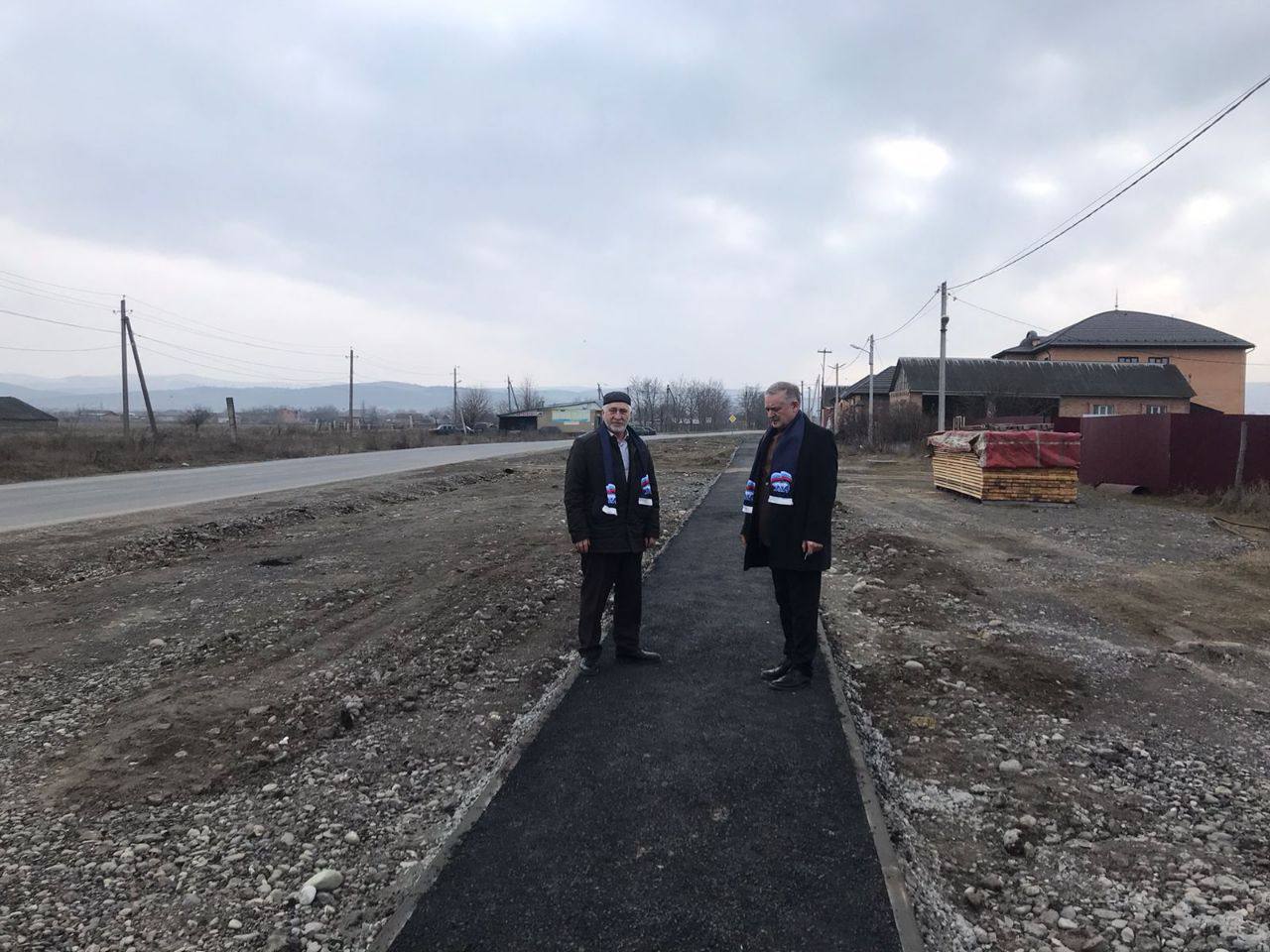 «Партийный десант» проверил качество тротуарного покрытия.