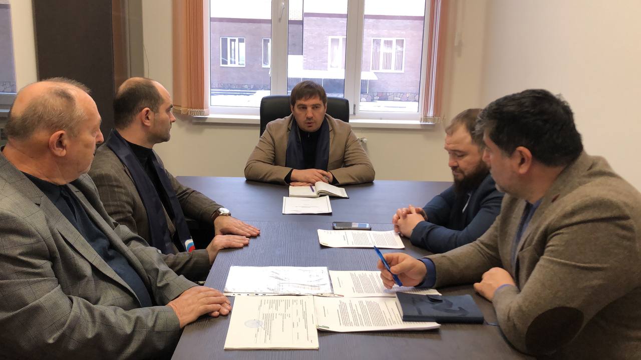 «Партийный десант» проверил ход строительства Дома культуры в с.п. Гайрбек-Юрт.